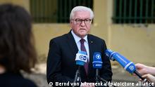 Bundespräsident Frank-Walter Steinmeier äußert sich bei einem Besuch der Insel Gorée zu seiner Reise und die Krise in der Ukraine. Bundespräsident Steinmeier ist zu einem dreitägigen Besuch in der westafrikanischen Republik Senegal.