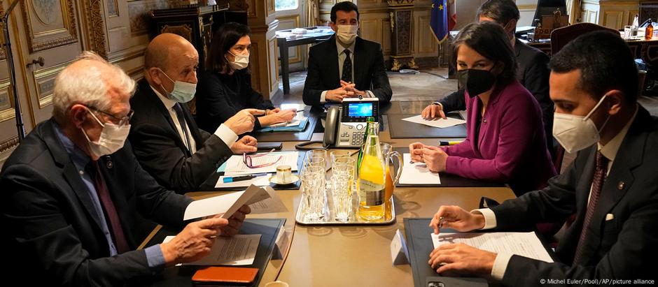 Sanções contra a Rússia foram aprovadas em uma reunião dos ministros europeus do Exterior em Paris