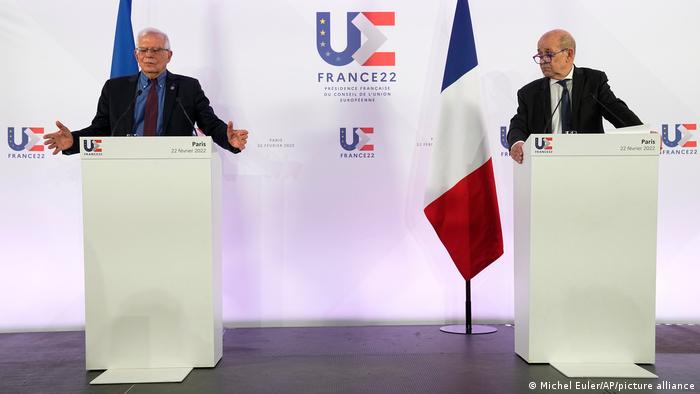 وزير الخارجية الفرنسي لودريان ووزير خارجية الاتحاد الأوروبي بوريل خلال مؤتمر صحفي بعد اجتماع خاص لمجموعة السبع في باريس (22/2/2022)