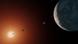 Esta ilustración muestra el aspecto que podría tener el sistema TRAPPIST-1 desde un punto de vista cercano al planeta TRAPPIST-1f (a la derecha). Esta ilustración muestra el aspecto que podría tener el sistema TRAPPIST-1 desde un punto de vista cercano al planeta TRAPPIST-1f (a la derecha).
