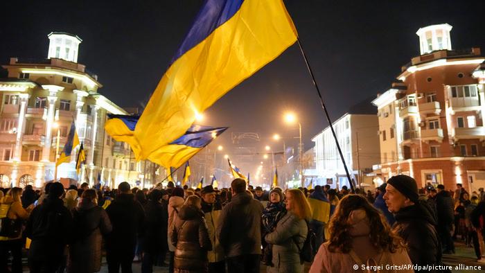Protestos ontem à noite em Mariupol, na Ucrânia, depois de o Parlamento russo ter autorizado o envio de tropas para Donbass