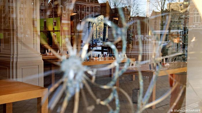 Cette image montre l'impact d'une balle sur la vitrine du magasin phare d'Apple dans le centre d'Amsterdam le 23 février
