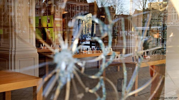 Cette image montre l'impact d'une balle sur la vitrine du magasin phare d'Apple dans le centre d'Amsterdam le 23 février