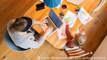 20.01.2021
Ein zweijähriges Kind malt ein Bild, während seine Mutter Zuhause im Homeoffice an einem Laptop arbeitet. Der Rückzug vom Arbeitsplatz ins Homeoffice soll ein zentraler Baustein im Kampf gegen die Corona-Pandemie werden.