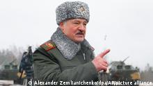 Alexander Lukaschenko, Präsident von Belarus, gestikuliert bei einem Gespräch mit Journalisten auf dem Truppenübungsplatz Osipovichi während der gemeinsamen Militärübung «Union Courage-2022» von Russland und Belarus. +++ dpa-Bildfunk +++