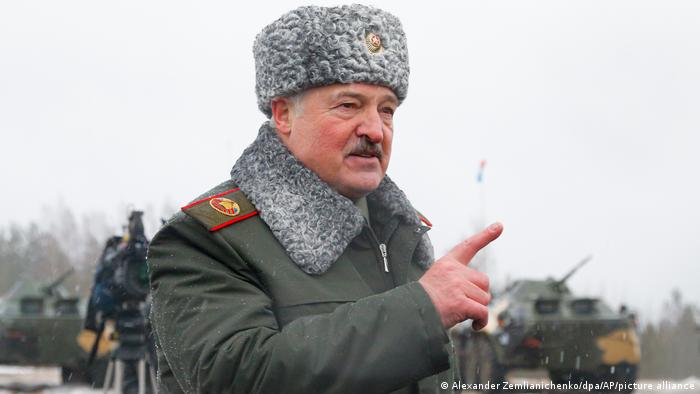 Александр Лукашенко на военных учениях