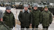 Das von der belarussischen Staatsagentur BelTA via AP zur Verfügung gestellte Handout zeigt Alexander Lukaschenko (M), Präsident von Belarus, der zwischen hochrangigen Offizieren steht und mit Journalisten auf dem Truppenübungsplatz Osipovichi während der gemeinsamen Militärübung «Union Courage-2022» von Russland und Belarus spricht. Russland hat bekräftigt, seine Truppen nach Ende eines Militärmanövers aus dem Nachbarland Belarus abzuziehen. +++ dpa-Bildfunk +++