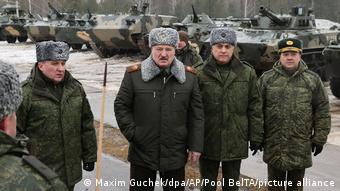 Ο Λουκασένκο με υψηλόβαθμους στρατιωτικούς 