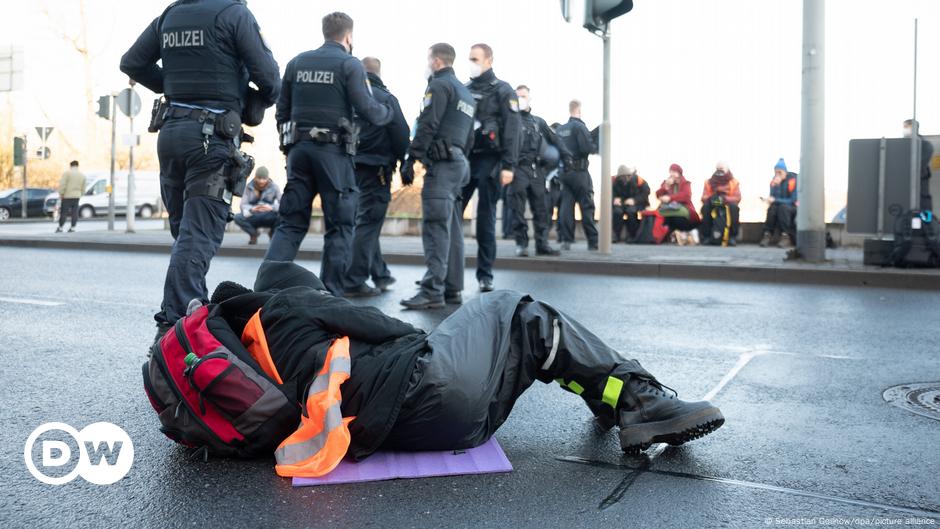 Deutschland: Klimaaktivisten versuchen, Straßen zu Flughäfen zu blockieren |  Nachrichten |  DW