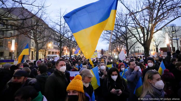 Several hundred demonstrators in front of the Russian embassy in Berlin