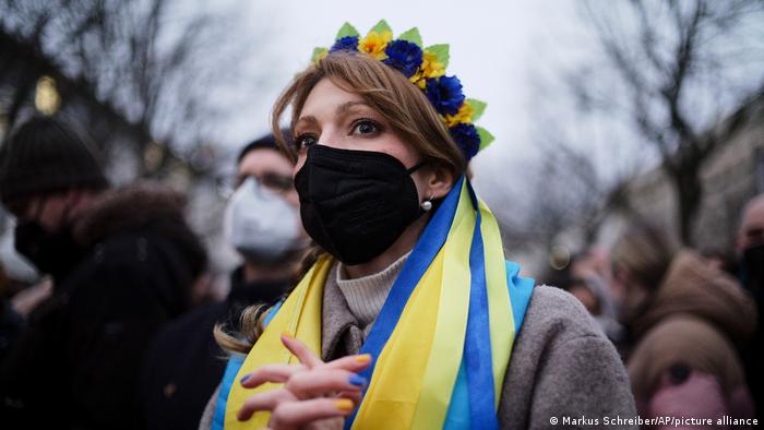A woman covered in Ukrainian national colours (yellow and blue) in Berlin (AP Photo/Markus Schreiber)