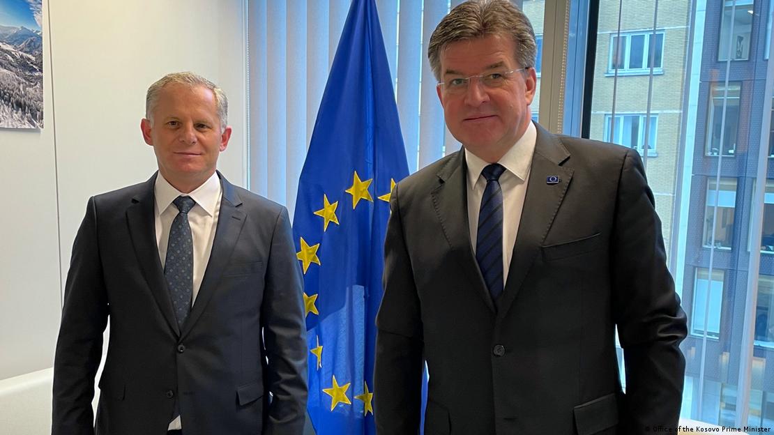 Kryenegociatori i Kosovës për dialogun, Besnik Bislimi dhe i dërguari i BE, Miroslav Lajçak para flamurit të BE