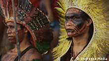 Kampf der indigenen Völker Brasiliens zum Erhalt des Regenwaldes
Das Versagen der brasilianischen Regierung, den Amazonaswald zu schützen, zwingt das indigene Volk der Munduruku, selbst aktiv zu werden - gegen Landraub und illegale Abholzung. In einem beispiellosen Zusammenschluss unter Häuptling Juarez Saw Munduruku kämpfen indigene Völker seit über sechs Jahren gegen den Diebstahl und die Zerstörung ihres Lebensraums. In Brasilien werden 600.000 Quadratkilometer Grund und Boden von Landwirten ohne offizielle Besitzurkunde bewirtschaftet.