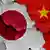 日本对23项半导体有关设备的出口禁令于本週生效，引发中国不满，日本官员也担心，这将不必要的惹怒中国（两国国旗示意图）