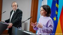 23.02.2022, Berlin: Annalena Baerbock (Bündnis 90/Die Grünen), Außenministerin, und ihr französischer Amtskollegen Jean-Yves Le Drian geben nach einem gemeinsamen Treffen im Auswärtigen Amt eine Pressekonferenz. Foto: Kay Nietfeld/dpa-POOL/dpa +++ dpa-Bildfunk +++