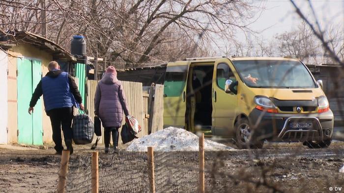 Warga meninggalkan rumah mereka di timur Ukraina