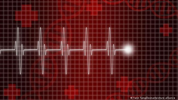 Kardiogramm-Aufnahme vor einem roten Hintergrund