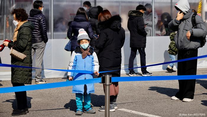 Südkorea | Warteschlange an einen Corona Testzentrum in Seoul