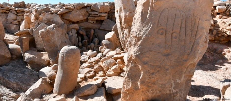 Estátuas de pedra encontradas no santuário descoberto por arqueólogos no deserto da Jordânia