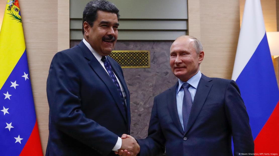 Presidentes Nicoás Maduro (esq.) e Vladimir Putin apertam-se as mãos em 05/12/2018