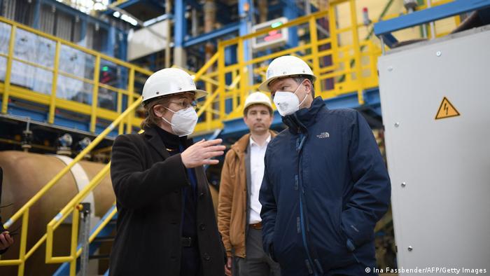 Deutschland, Duisburg | Wirtschaftsminister Habeck besucht Thyssenkrupp Stahlwerk