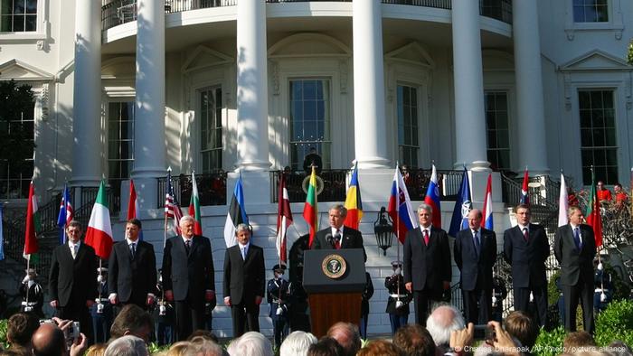 2004年，時任美國總統老布希歡迎七個東歐國家加入北約：拉脫維亞、斯洛維尼亞、立陶宛、斯洛伐克、羅馬尼亞、保加利亞和愛沙尼亞