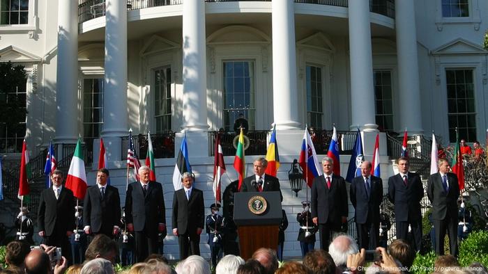 Les premiers ministres avec Bush sont, de gauche à droite, Indulis Emsis de Lettonie, Anton Rop de Slovénie, Algirdas Brazauskas de Lituanie, Mikulas Dzurinda de Slovaquie, Adrian Nastase de Roumanie, Simeon Saxe-Coburg Gotha de Bulgarie, Juhan Parts d'Estonie, et Le secrétaire général de l'OTAN, Jaap de Hoop Scheffer.