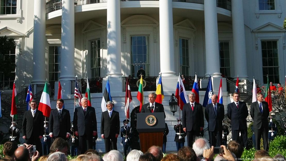 Foto de 2004 mostra o então presidente dos EUA, George W. Bush, ao lado dos líderes de sete países do Leste Europeu que aderiam à Otan