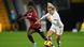 Englands Laura Hemp (r.) führt den Ball vor Nicole Anyomi Englands Laura Hemp (r.) führt den Ball vor Nicole Anyomi