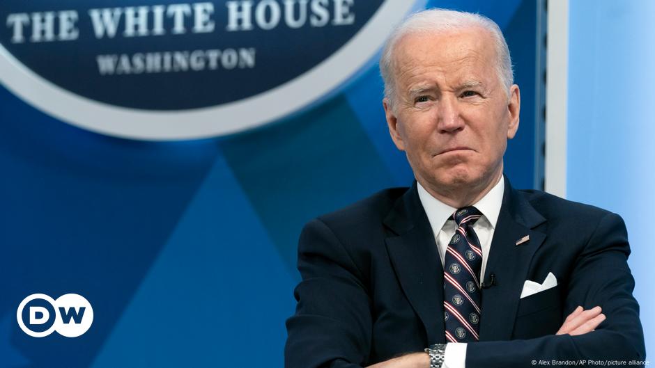 Biden verurteilt den ungerechtfertigten Angriff Russlands auf die Ukraine  Welt  DW