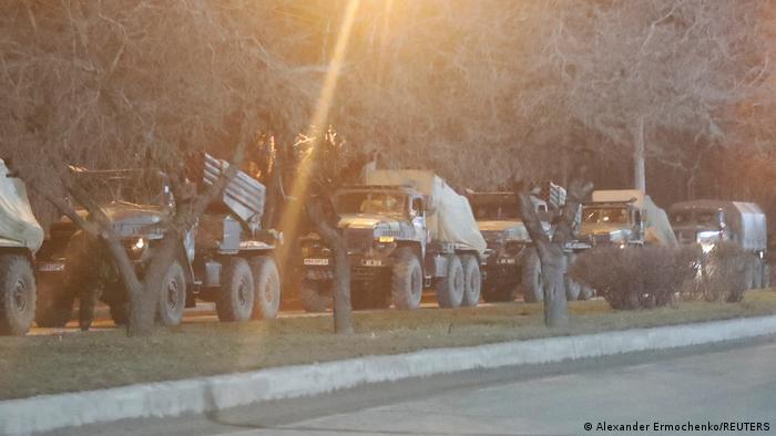 Военни превозни средства в покрайнините на Донецк.