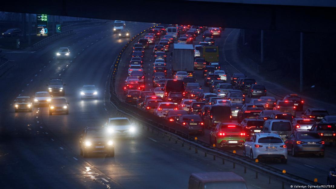 Moradores de Kiev deixam a cidade ap&oacute;s an&uacute;ncio da opera&ccedil;&atilde;o militar russa