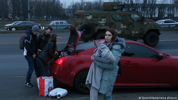 Ciudadanos ucranianos abandonan Kiev tras las primeras noticias del ataque ruso.