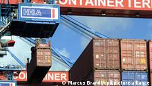ARCHIV - Ein Containerschiff wird am 05.03.2010 am Container Terminal Altenwerder der Hamburger Hafen und Logistik AG (HHLA) im Hamburger Hafen be- und entladen. Der Handel mit dem Osten wird für den Hamburger Hafenbetreiber HHLA wieder zum Wachstumstreiber. Beim gesamten Containerumschlag in Hamburg machen Osteuropa und Russland etwa ein Drittel aus. In Odessa am Schwarzen Meer unterhält die HHLA ein Container-Terminal. Foto: Marcus Brandt dpa/lno (zu dpa-KORR: Hamburger Hafen: Osteuropa-Handel legt wieder kräftig zu vom 07.10.2010) +++ dpa-Bildfunk +++