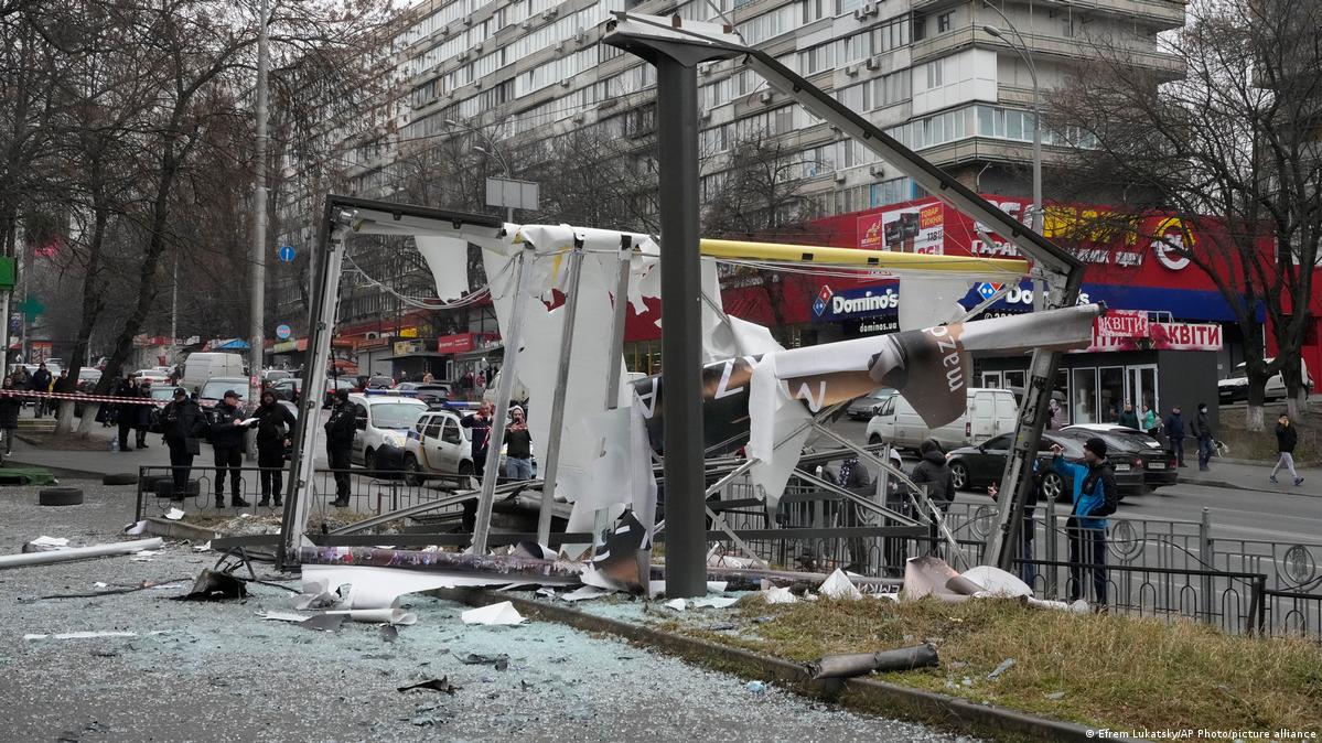 Nesta foto, vê-se um outdoor aparentemente destruído por um foguete em Kiev