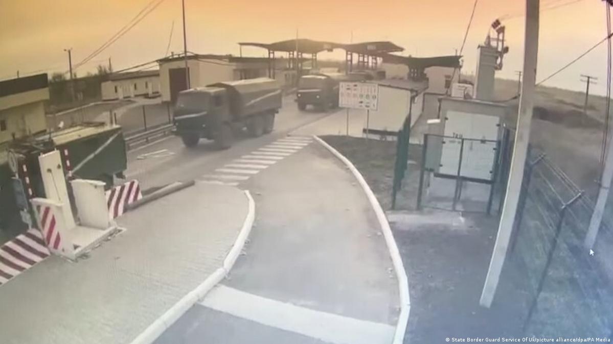 Foto capturada por uma câmera de vigilância e publicada pelas autoridades fronteiriças da Ucrânia mostraria veículos militares russos cruzando a fronteira da Península da Crimeia em direção à Ucrânia