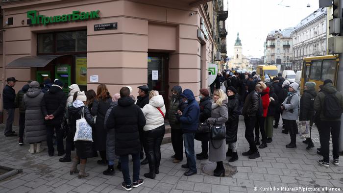 Ukraine Menschen stehen Schlange vor einer Bank, um Bargeld abzuheben