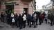 Ucranianos fazem fila para sacar dinheiro em Lviv, no oeste do país