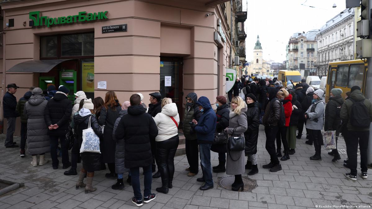 Ucranianos fazem fila para sacar dinheiro em Lviv, no oeste do país
