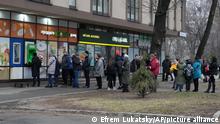 Воєнний стан: українцям обмежили зняття готівки у банках