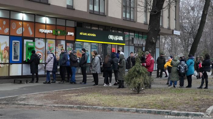 Ukraine Menschen stehen Schlange vor einer Bank, um Bargeld abzuheben