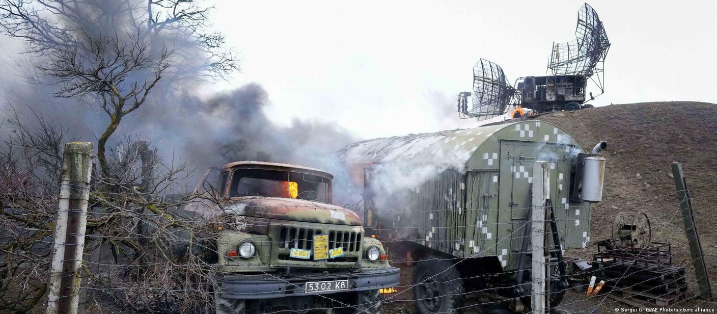 Veículos militares da Ucrânia ficaram destruídos após ataque em Mariupol