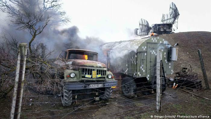 Vehículos militares ucranianos destruidos por bombardeos rusos en Mariúpol, Ucrania.
