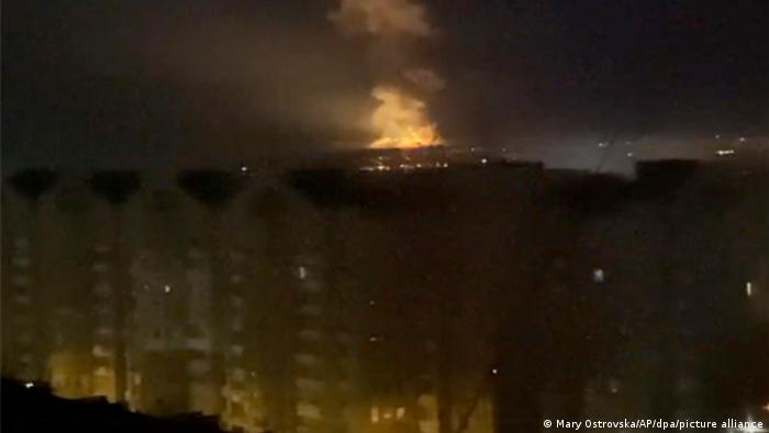 пламя и клубы дыма после ударов российских ракет по столице Киева.