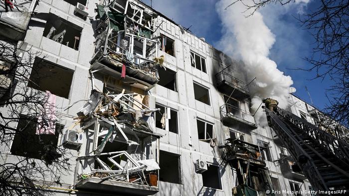 Edificio en llamas en Chuguiv, este de Ucrania, tras bombardeos rusos. (24.02.2022).