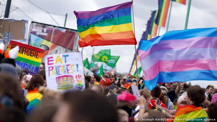 德国的LGBTQ友好指数近年来也有所上升，科隆、柏林都有庞大的LGBTQ社区。2017年，德国将同性恋婚姻正式合法化；2018年，德国正式承认了男女之外的其他性别认同。不过，德国也依然面临歧视甚至仇视LGBTQ之社会问题。
