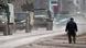 Foto simbólica de una persona que camina frente a un convoy militar en Crimea. Foto simbólica de una persona que camina frente a un convoy militar en Crimea.