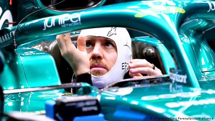 Formel-1-Pilot Sebastian Vettel sitzt während der Testfahrten in Barcelona ohne Helm in der Box im Cockpit seines Aston Martin