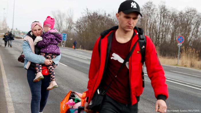Ukraine Konflikt | Ukrainische Flüchtlinge überqueren die Grenze zu Ungarn