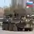 Schützenpanzer mit russischer Flagge auf einer innerstädtischen Straße